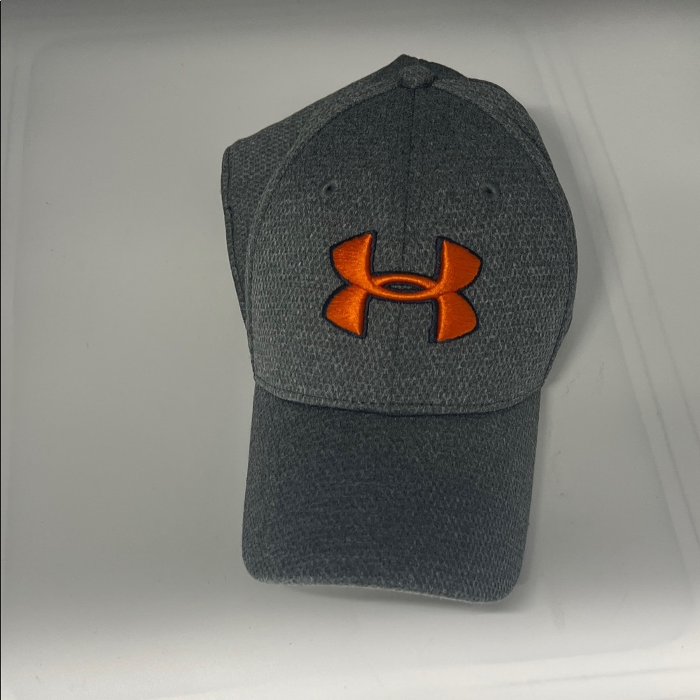 Gray under armor with orange under Armour, print medium large
